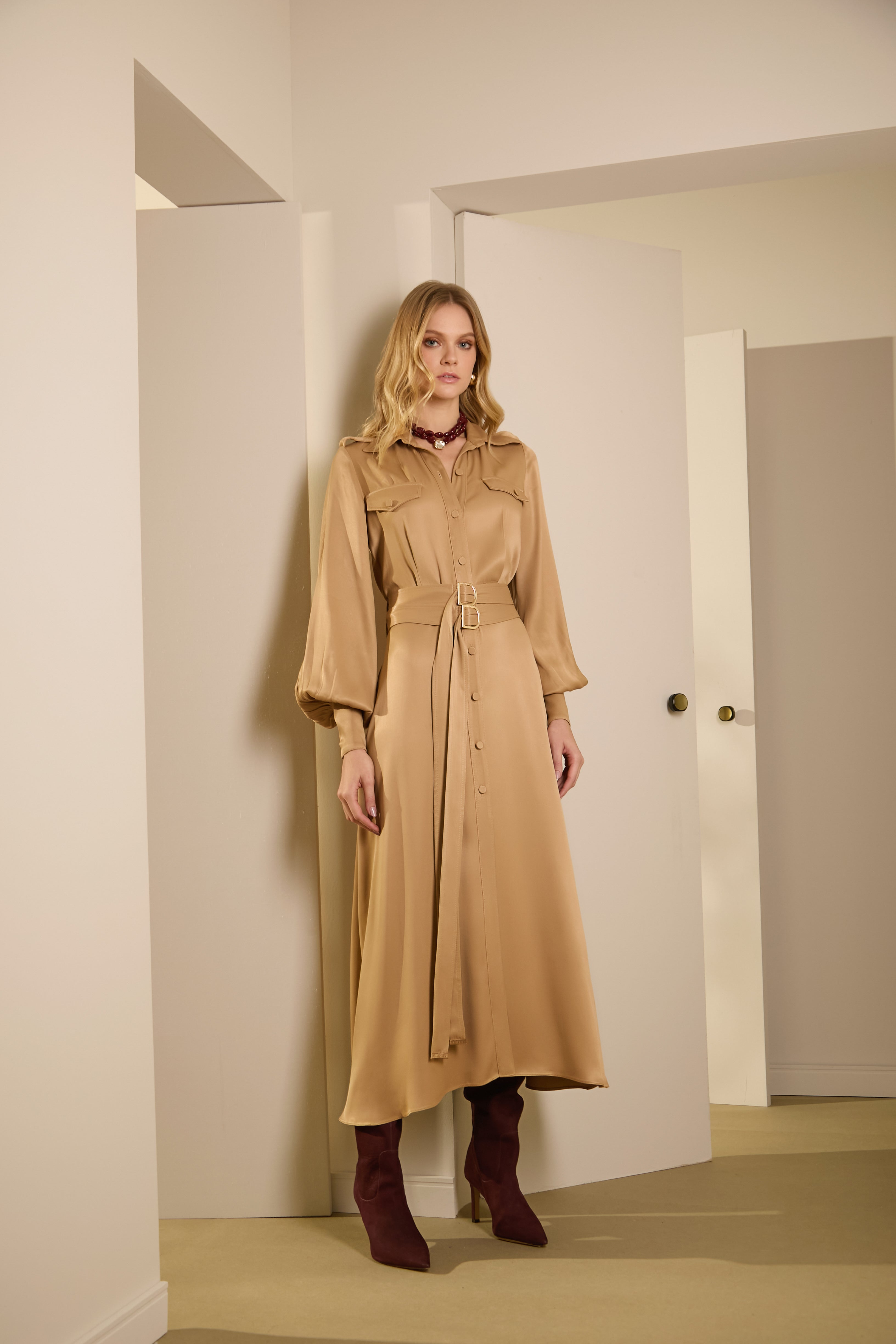 ROBE-CHEMISE - CARAMEL SATINÉ  - DOUBLE CEINTURE