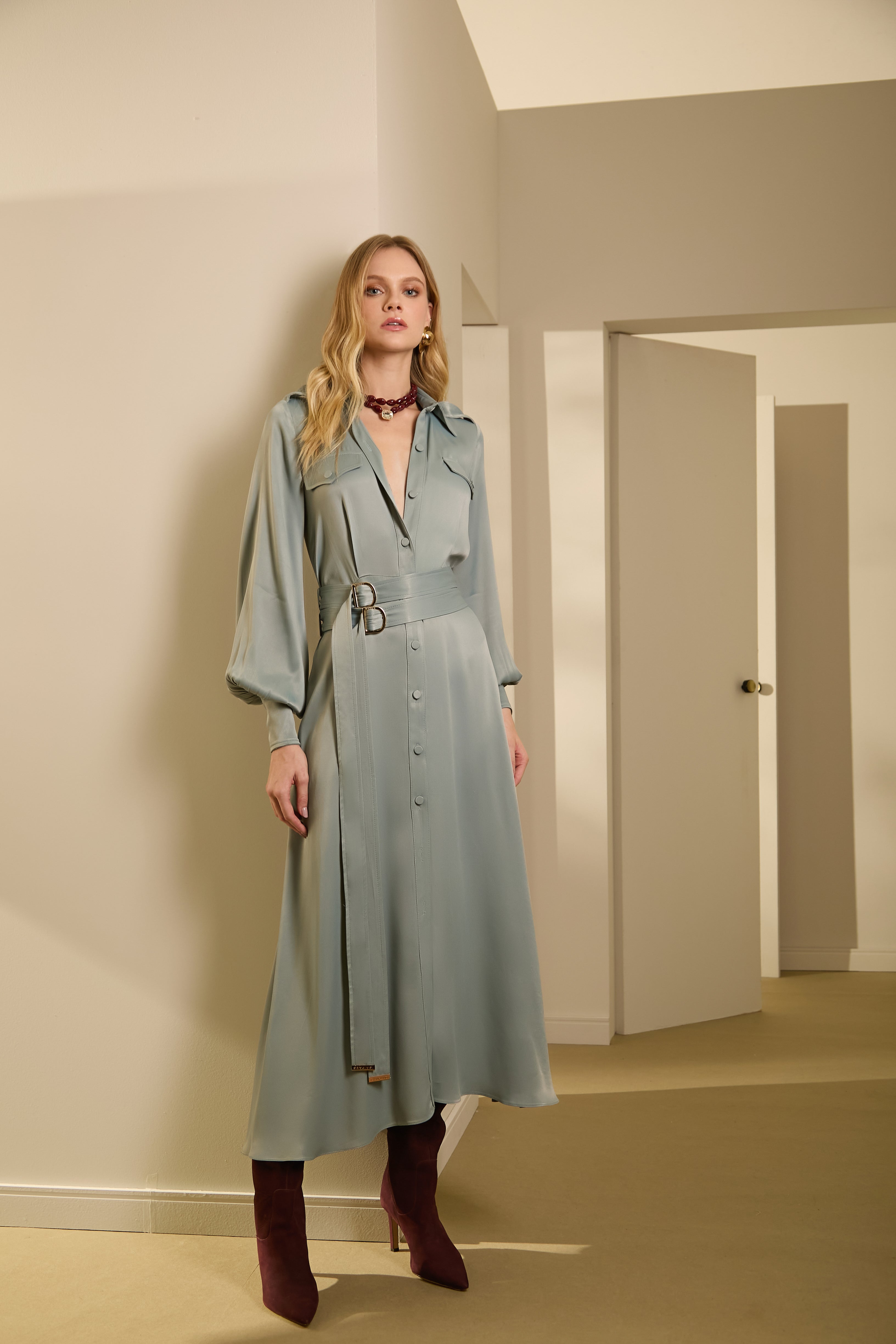 ROBE-CHEMISE - VERT SATINÉ - AVEC DOUBLE CEINTURE