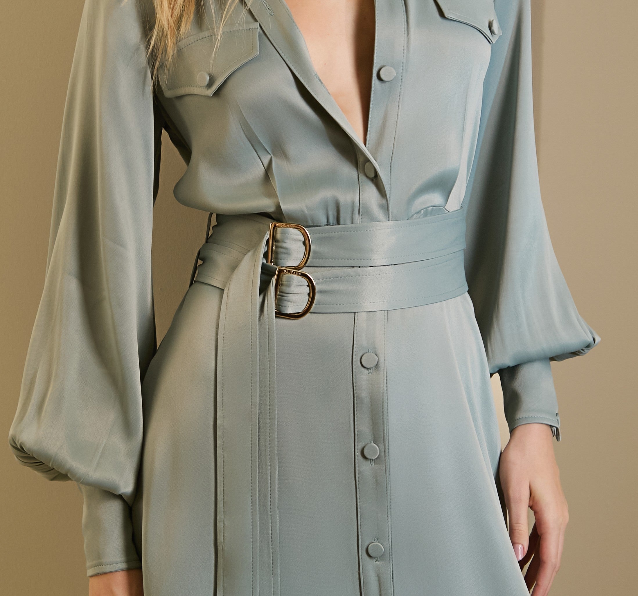ROBE-CHEMISE - VERT SATINÉ - AVEC DOUBLE CEINTURE