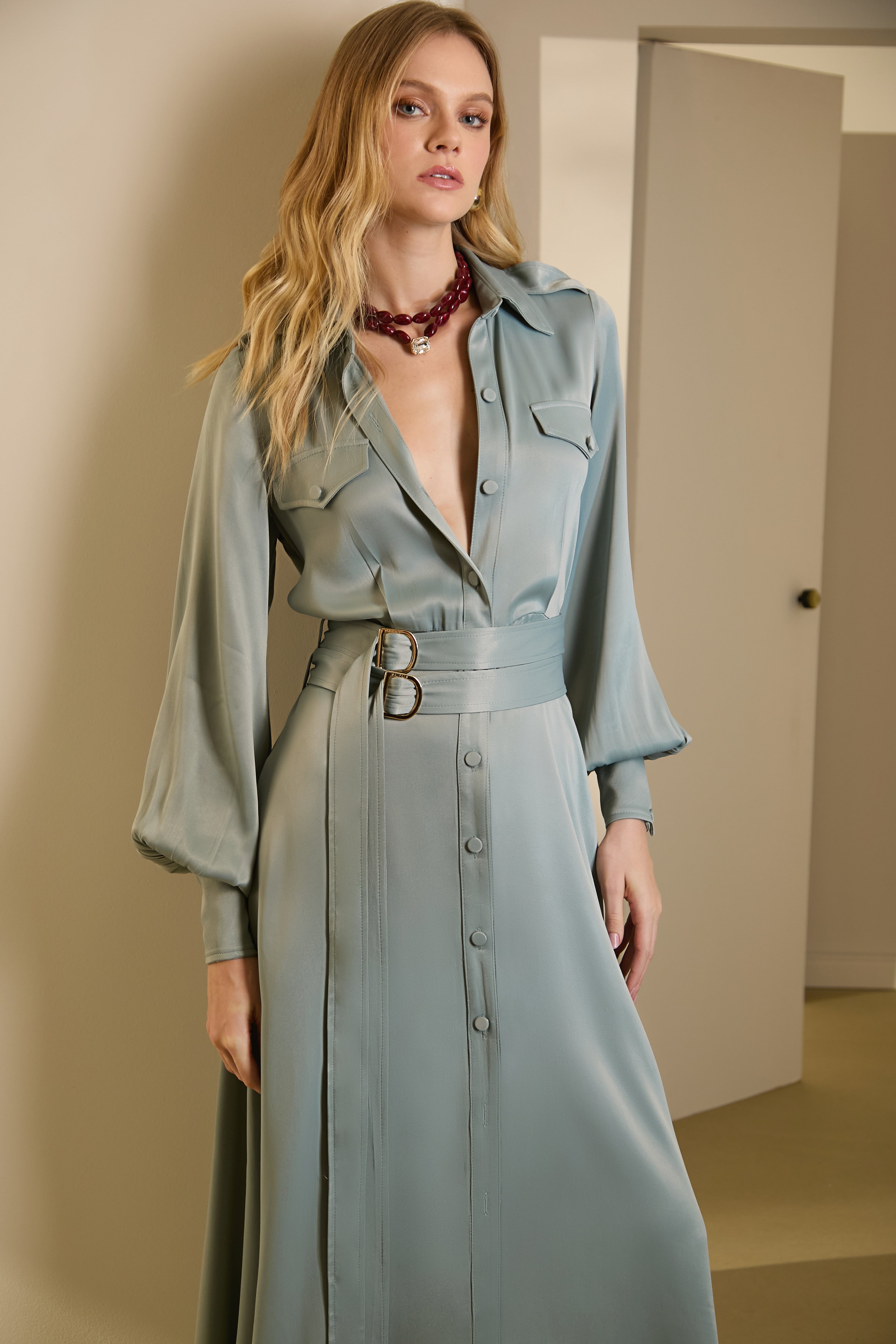 ROBE-CHEMISE - VERT SATINÉ - AVEC DOUBLE CEINTURE